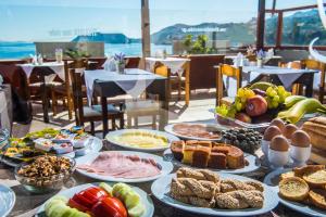 una mesa cubierta con muchos tipos diferentes de comida en Thania Seaside Smotel - Adults Only, en Agia Pelagia