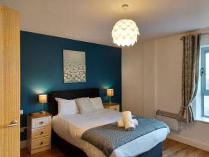Una cama o camas en una habitación de Wild Atlantic Apartments Killarney