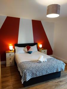 Una cama o camas en una habitación de Wild Atlantic Apartments Killarney