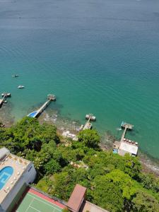 una vista aérea de un cuerpo de agua en Flat Privativo Sol Victoria Marina, en Salvador