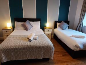 Una cama o camas en una habitación de Wild Atlantic Apartments Killarney