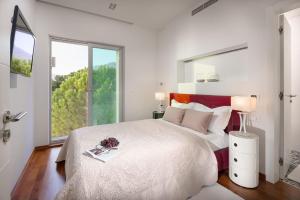Posteľ alebo postele v izbe v ubytovaní Luxury Seafront Villa Brela Pride with private heated pool at the beach in Brela - Baska Voda + 37 fotografií