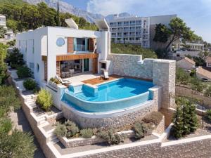 Bazén v ubytovaní Luxury Seafront Villa Brela Pride with private heated pool at the beach in Brela - Baska Voda alebo v jeho blízkosti