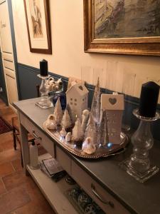 una mesa con adornos de Navidad encima en Les Chambres de L'Horloge, en Lectoure