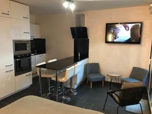 a kitchen with a table and chairs in a room at Studio Le sillon malouin vue mer in Saint Malo