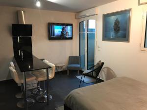 a room with a bed and a table and chairs at Studio Le sillon malouin vue mer in Saint Malo