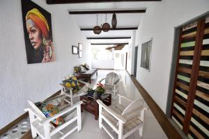una sala de estar con sillas y una pintura en la pared en lux pousada, en Porto Seguro 38 fotos más