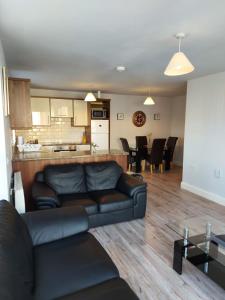 Una cocina o kitchenette en Wild Atlantic Apartments Killarney
