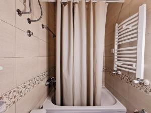 Ένα μπάνιο στο Apartments Paradisos +24 φωτογραφίες