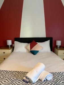 Una cama o camas en una habitación de Wild Atlantic Apartments Killarney