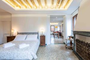una camera con un grande letto e un camino di CA GRIMANI stunning view and comfort a Venezia