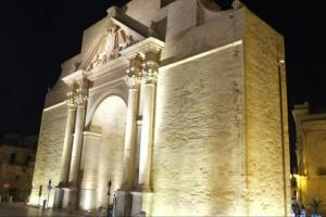 un grande edificio con luci accese di notte di Casa Vacanze Laura1 a Lecce