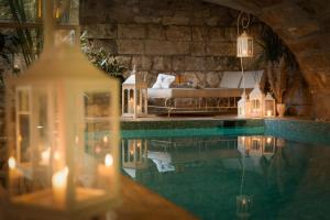 una camera con letto e una piscina di Villa Galatea a San Vincenzo
