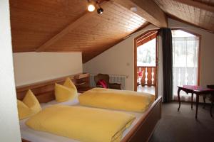 Postel nebo postele na pokoji v ubytování Schwarzwald-Gasthof Hirsch