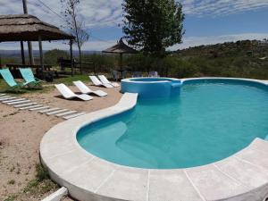Bazén v ubytování Cabañas Los Álamos nebo v jeho okolí
