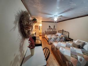 Postel nebo postele na pokoji v ubytování Jamesport Inn