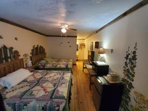 Postel nebo postele na pokoji v ubytování Jamesport Inn