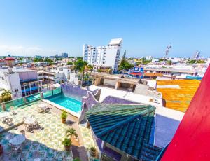 una vista aérea de un edificio con piscina en Hotel Isla de Sacrificio, en Veracruz