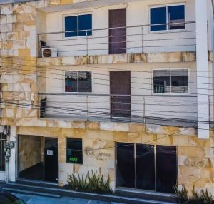 ein Gebäude mit Fenstern und Balkonen in der Unterkunft Hotel Villamar in Veracruz