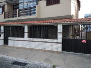 un edificio con una fachada de azulejos blancos y negros en Prainha en Arraial do Cabo
