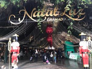 un marché avec un signe indiquant le grand stand natal dans l'établissement Apartamento na rua coberta Gramado, à Gramado