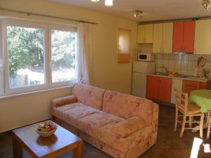 sala de estar con sofá y cocina en Forteca Apartments - Korčula Centre, en Korčula