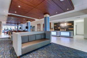 Khu vực sảnh/lễ tân tại Holiday Inn Express & Suites - Middletown - Goshen, an IHG Hotel