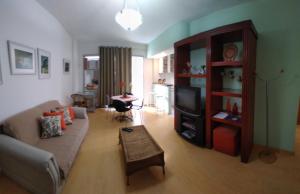 sala de estar con sofá y comedor en Ipanema Palace 1 quarto 4º andar 406, en Río de Janeiro