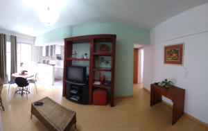sala de estar con TV y comedor en Ipanema Palace 1 quarto 4º andar 406, en Río de Janeiro