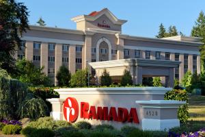 オリンピアにあるRamada by Wyndham Olympiaの看板が目の前にある建物