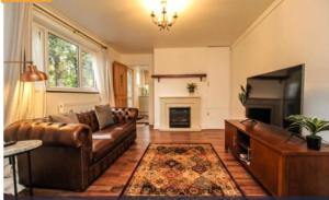 Зона вітальні в Charming Victoria Conversion Flat in Brentwood with a Garden & Free Parking