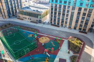 - Vistas aéreas a un parque infantil con pista de tenis en Апартаменты #120 VIP в ЖК Заман, en Atyraū