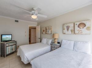 A bed or beds in a room at Sun Harbor Unit 1 - Weekly Rental townhouse