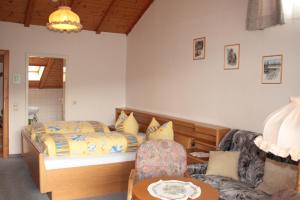 Postel nebo postele na pokoji v ubytování Schwarzwald-Gasthof Hirsch