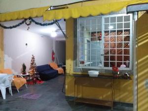 Hostel Varandas do Maracanã في ريو دي جانيرو: مطبخ مع مظلة صفراء وغرفة معيشة