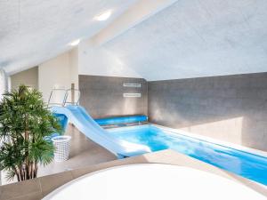 una piscina con un tobogán en una casa en 26 person holiday home in Nørre Nebel, en Nørre Nebel
