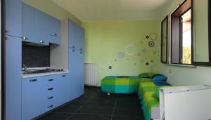 1 dormitorio con 1 cama y lavamanos. en Etna Holiday Home, en Nicolosi