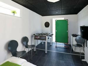 TV a/nebo společenská místnost v ubytování 10 person holiday home in Brovst-By Traum