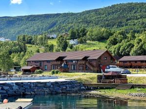 Cabaña de madera con puerto deportivo junto a un lago en Holiday Home Høvik II, en Rød
