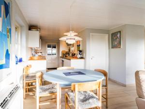 Kuchyň nebo kuchyňský kout v ubytování Holiday home Henne XIII