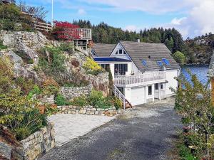 uma casa no lado de uma colina com uma entrada em 6 person holiday home in Urangsvåg em Steinsbø