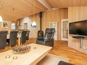 Et tv og/eller underholdning på Two-Bedroom Holiday home in Hornbæk 2