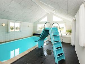 una piscina con un tobogán azul en una casa en 20 person holiday home in L kken, en Løkken
