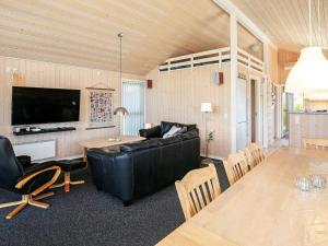 TV a/nebo společenská místnost v ubytování Three-Bedroom Holiday home in Otterup 4
