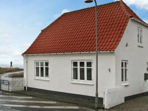 uma casa branca com um telhado laranja em 4 person holiday home in Lemvig em Trans