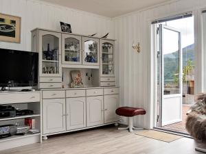 Η κουζίνα ή μικρή κουζίνα στο 8 person holiday home in EIDSVÅG-By Traum