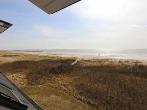 ブラーバンドにある6 person holiday home in Bl vandの家から海岸の景色を望めます。