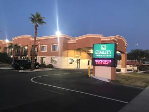 ein Gebäude mit einem Schild davor in der Unterkunft Quality Inn & Suites near Downtown Mesa in Mesa