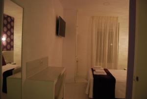 bagno con lavandino e doccia in camera di Hostal PETITE MAMAN a Madrid Altre 33 foto