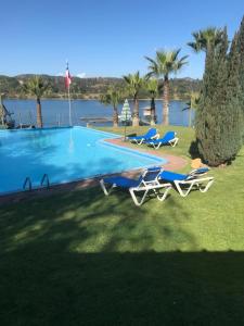 - deux chaises longues et une piscine avec une masse d'eau dans l'établissement Costa del Sol de Rapel, à La Estrella